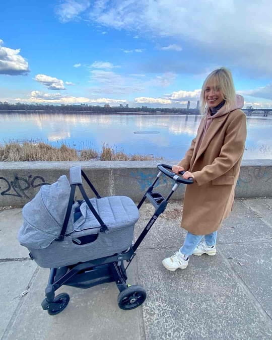 Еще красивее стала: Василиса Фролова показала первую прогулку с новорожденным сыном